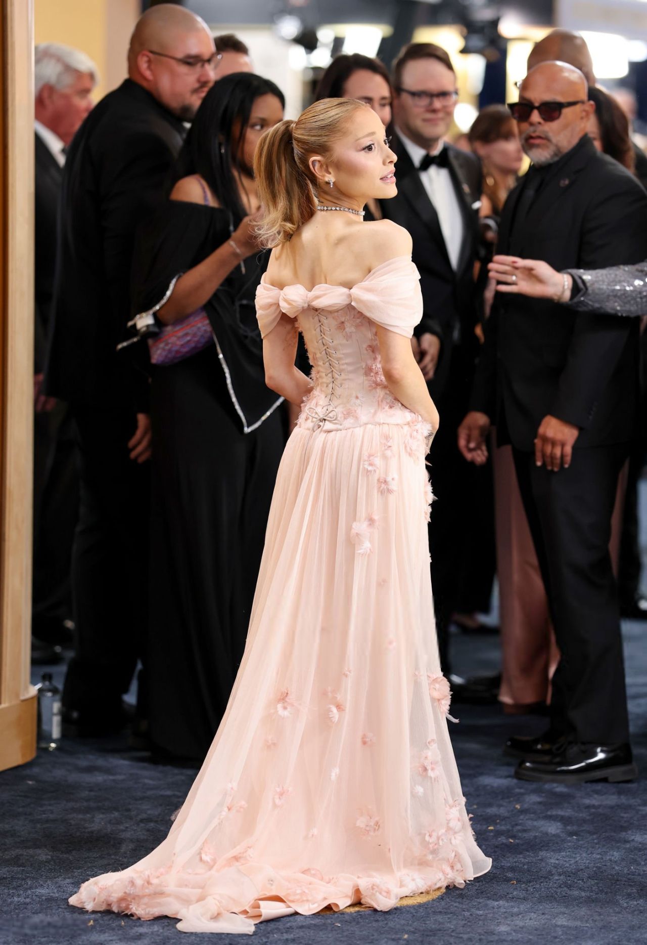 Ariana Grande’s Dreamy Loewe Gown Steals the Show at 2025 SAG Awards (1280×1868)