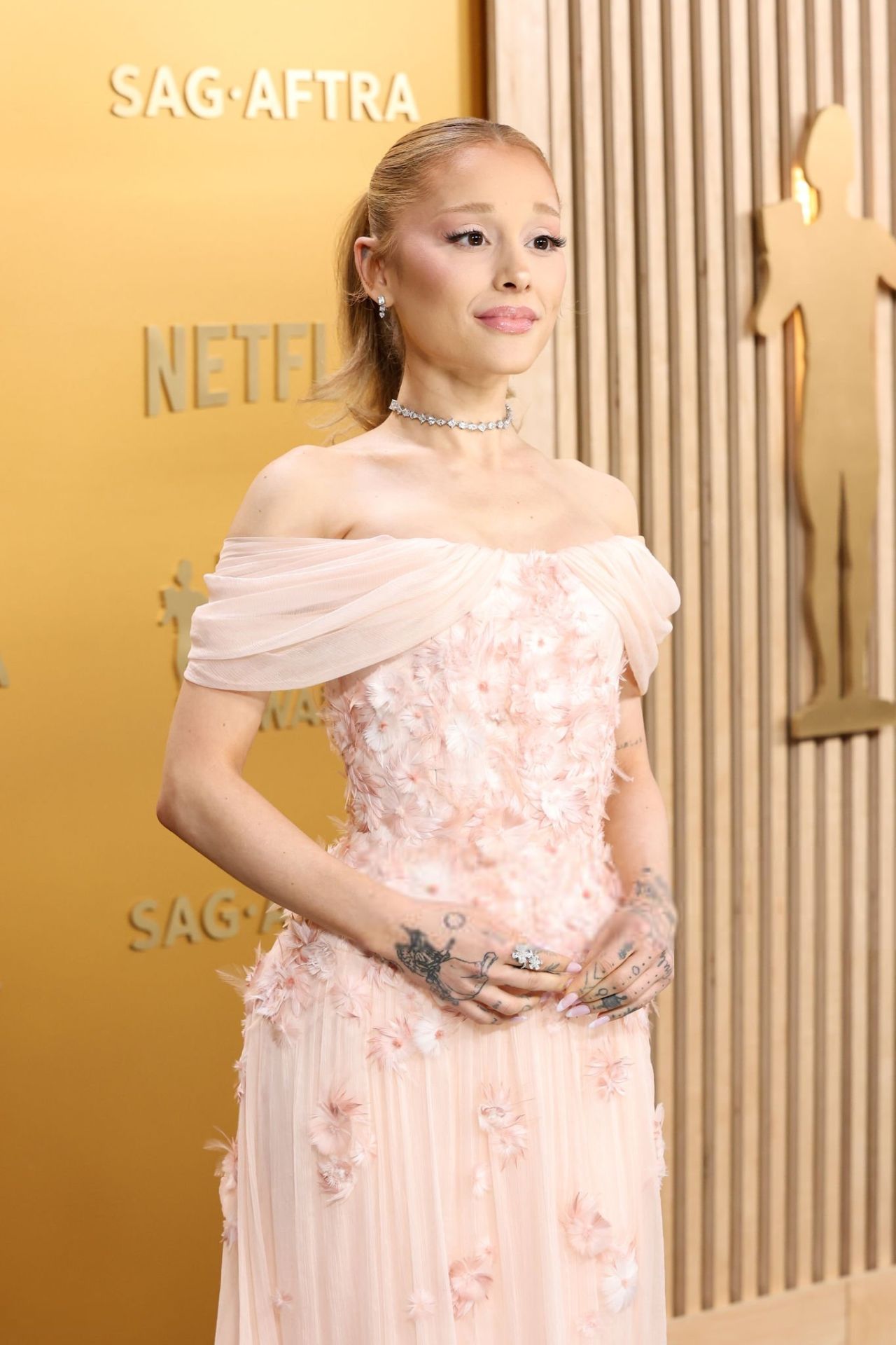 Ariana Grande’s Dreamy Loewe Gown Steals the Show at 2025 SAG Awards (1280×1920)