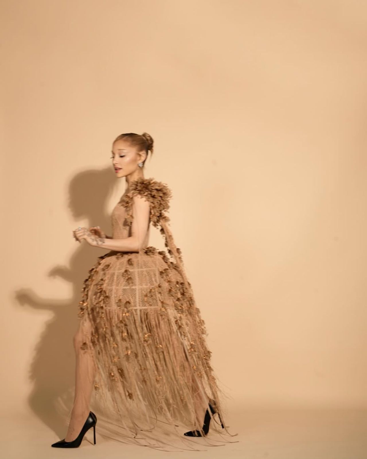 Ariana Grande’s Elegant Critics Choice Look Stuns