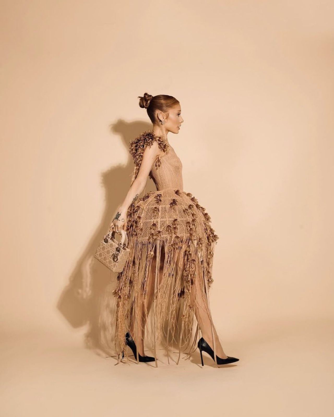 Ariana Grande’s Elegant Critics Choice Look Stuns