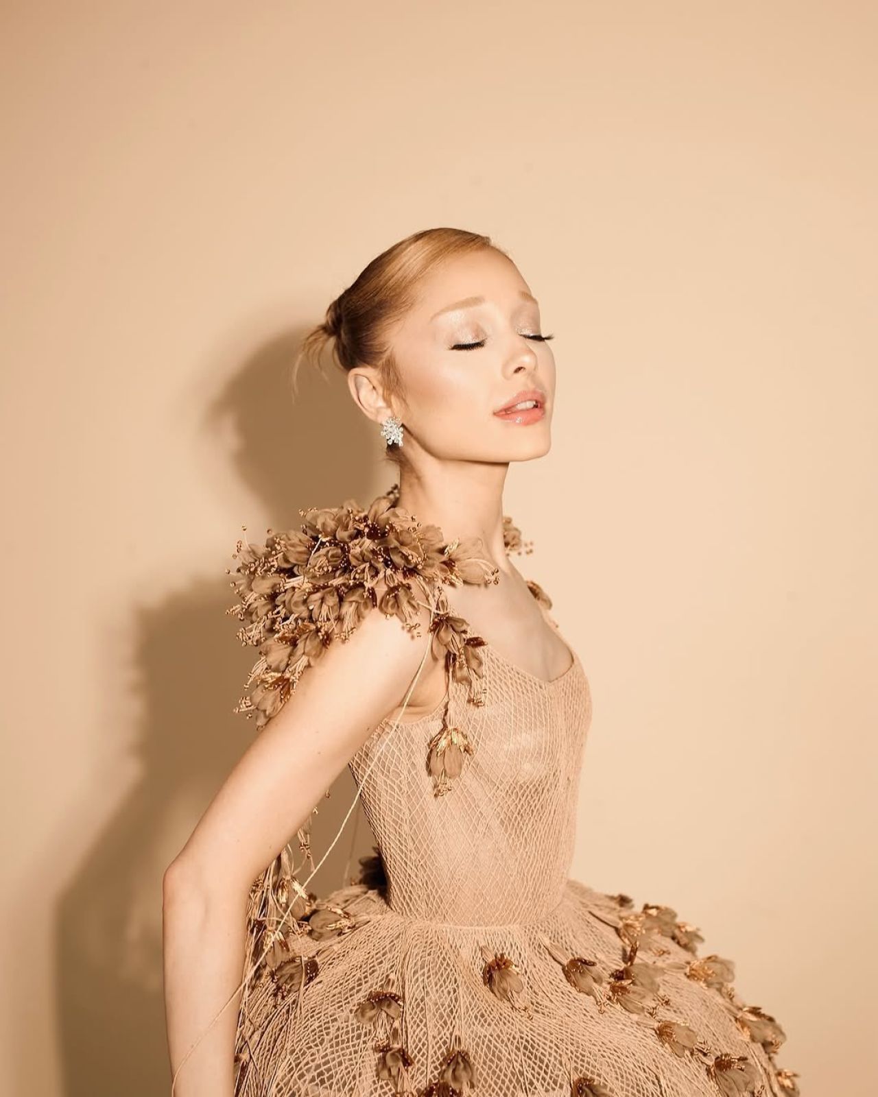 Ariana Grande’s Elegant Critics Choice Look Stuns