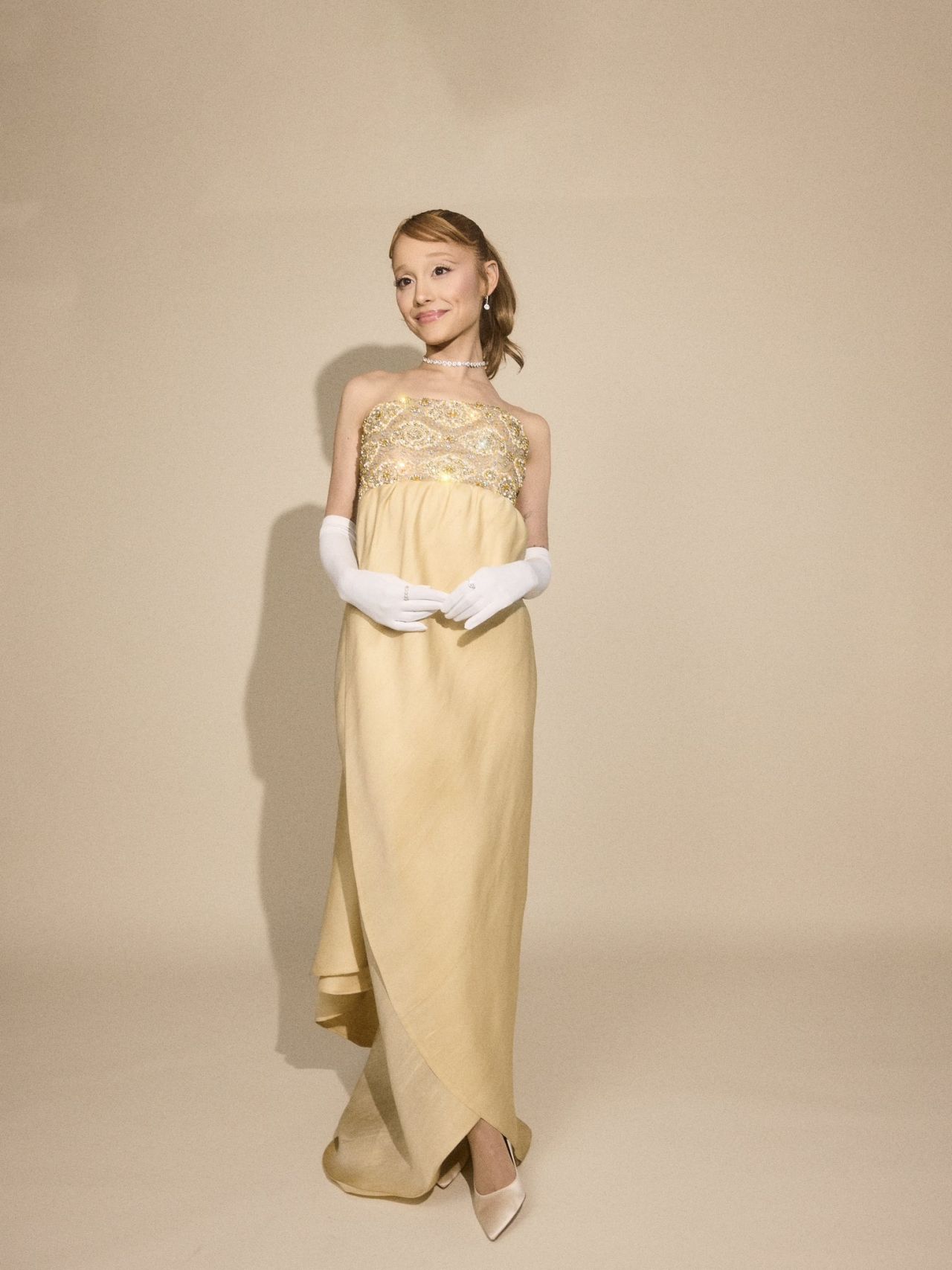 Ariana Grande Sizzles in 82nd Golden Globe Awards Photoshoot (01.05.2025)