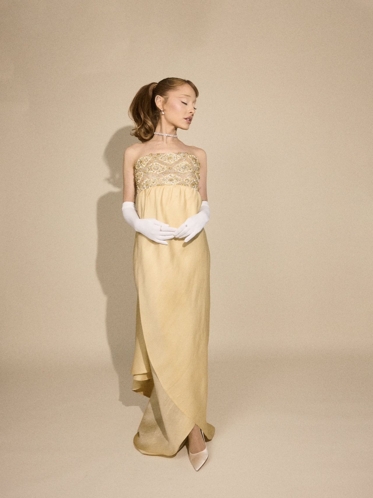 Ariana Grande Sizzles in 82nd Golden Globe Awards Photoshoot (01.05.2025)