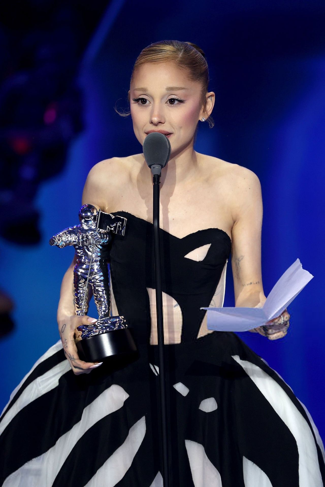 Ariana Grande Unveils Whimsical Gown at 2025 MTV VMAs (1280×1920)