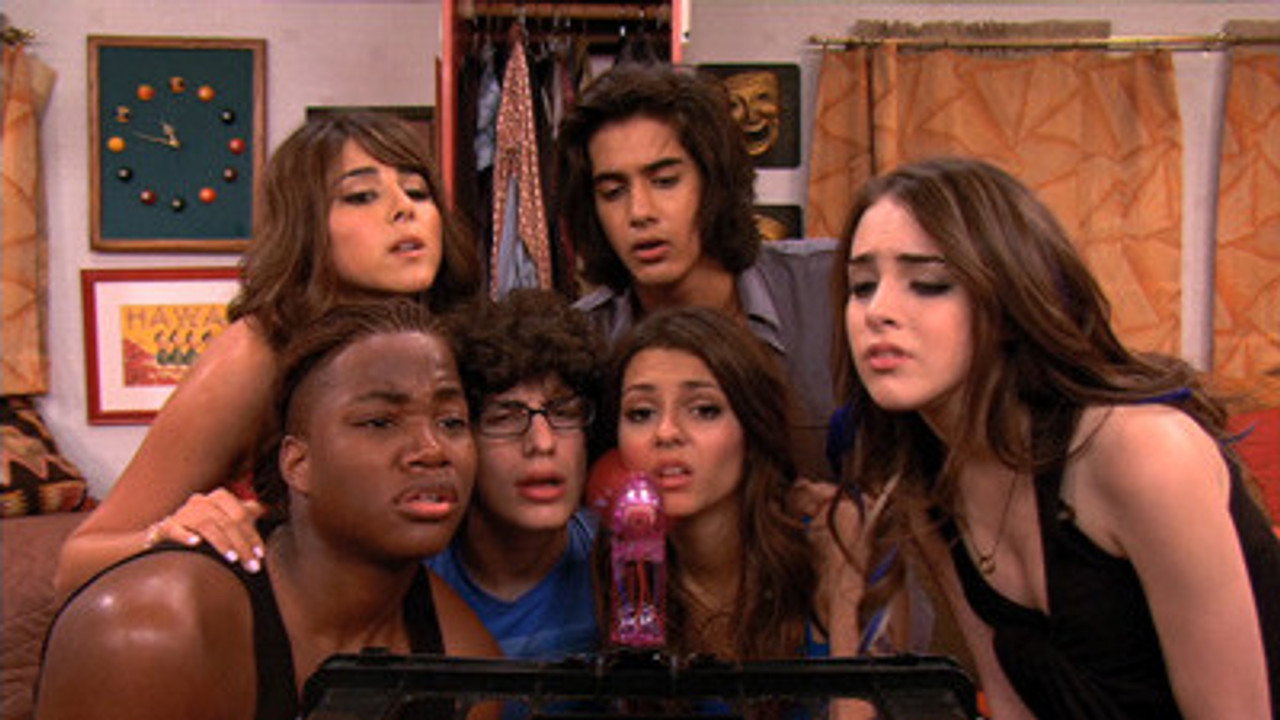 Victorious S01E08 — Survival of the Hottest (Ariana Grande as Cat Valentine) (400×225)