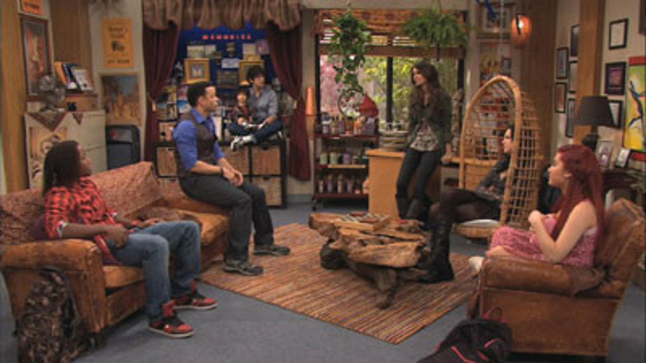 Victorious S02E08 — Who Did It to Trina? (Ariana Grande as Cat Valentine) (400×225)