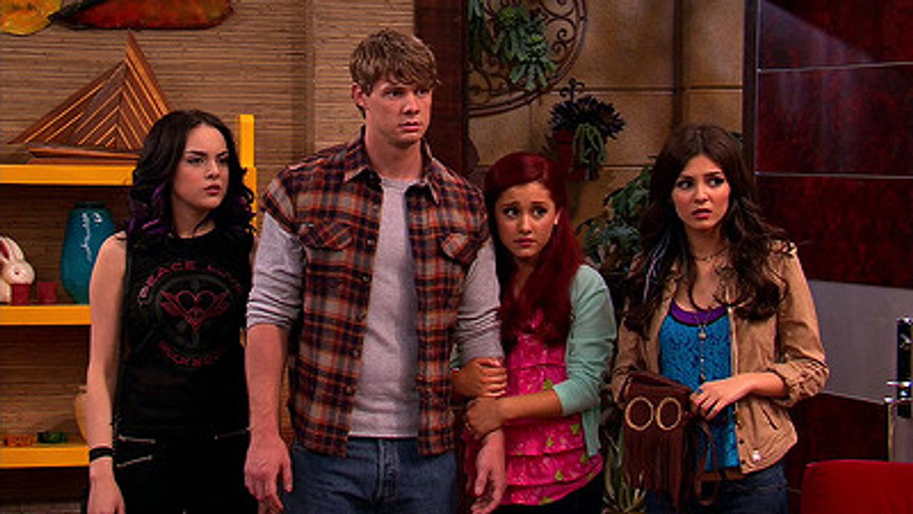 Victorious S04E04 — Three Girls and a Moose (Ariana Grande as Cat Valentine) (400×225)