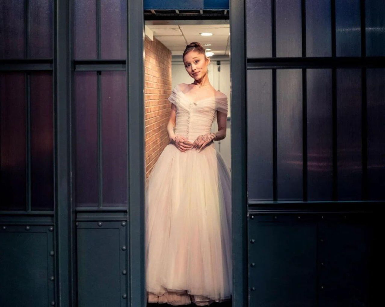 Ariana Grande Wears Paolo Sebastian On Late Night With Seth Meyers