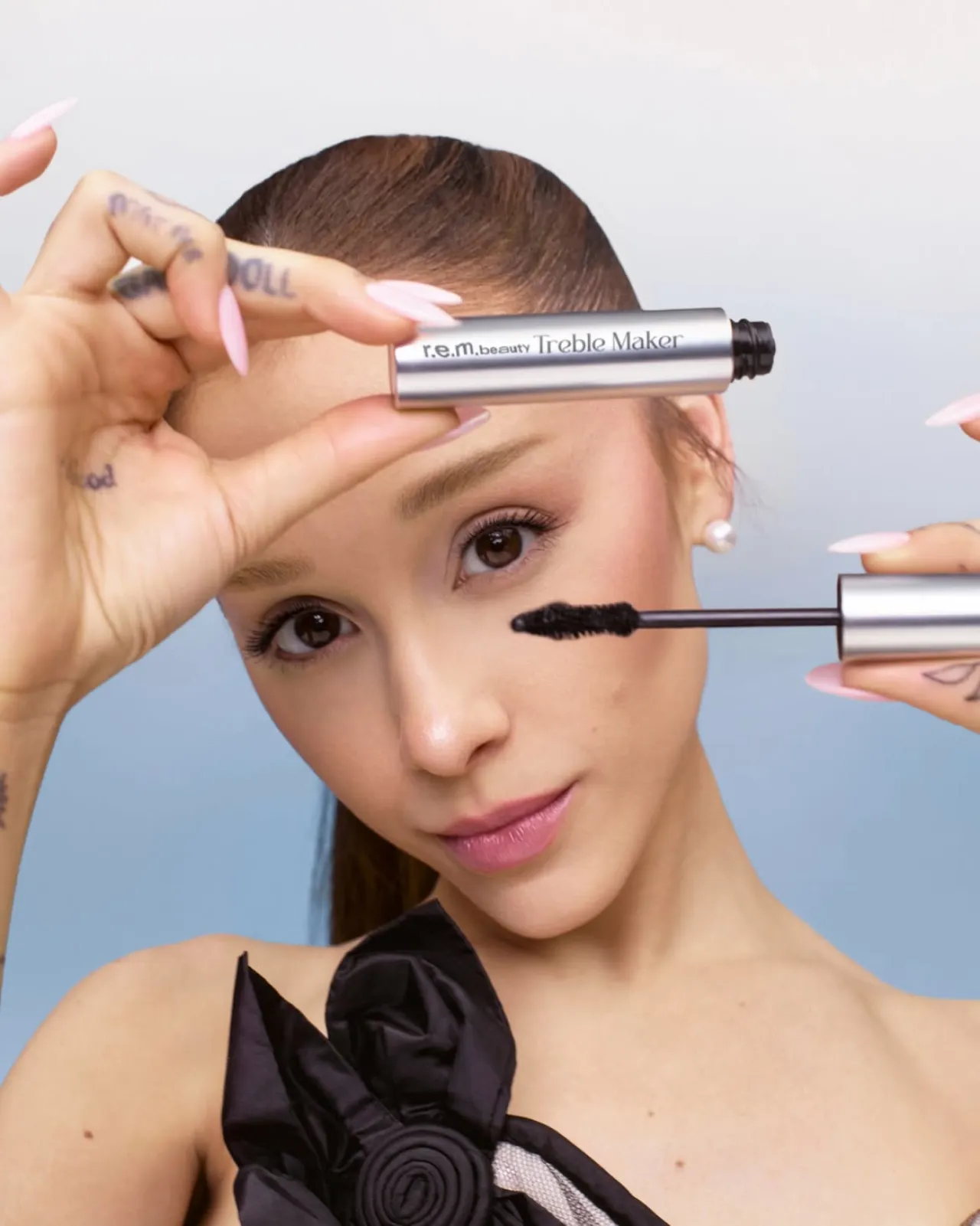 Ariana Grande Wears Soft Pink Makeup for r.e.m. beauty – August 2026