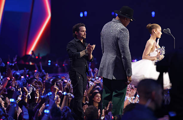 Christian Breslauer and Ariana Grande accept the Video of the Year Award for “Brighter Days Ahead” onstage during the 2025 MTV Video Music Awards at UBS Arena on September 07, 2025 in Elmont, New York. (612×402)