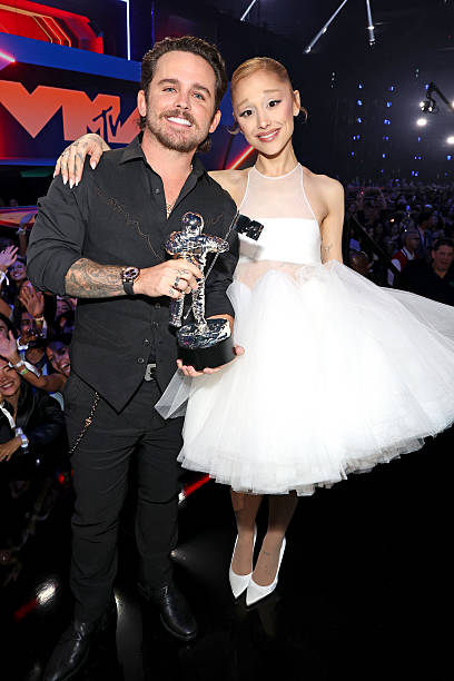 Christian Breslauer and Ariana Grande with the Video of the Year Award for “Brighter Days Ahead” during the 2025 MTV Video Music Awards at UBS Arena on September 07, 2025 in Elmont, New York. (408×612)