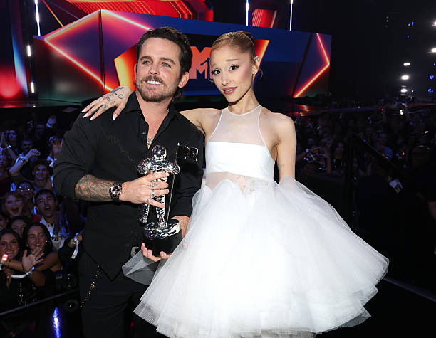 Christian Breslauer and Ariana Grande with the Video of the Year Award for “Brighter Days Ahead” during the 2025 MTV Video Music Awards at UBS Arena on September 07, 2025 in Elmont, New York. — frame 176/246 (612×475)