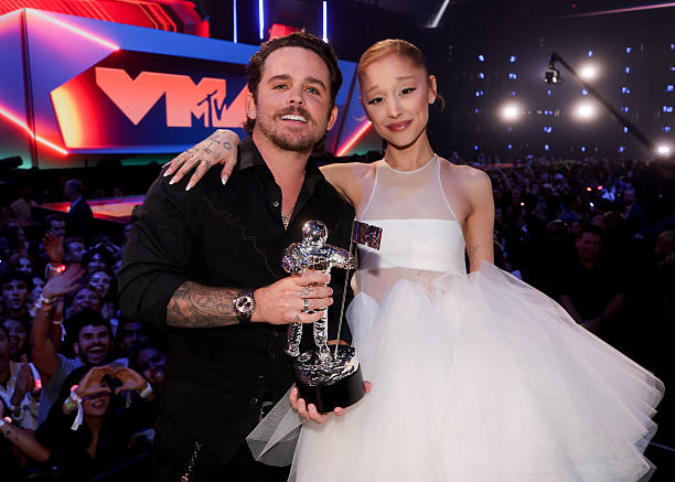 Christian Breslauer, Ariana Grande at the MTV Video Music Awards 2025 held at UBS Arena on September 07, 2025 in New York, New York. — frame 41/100 (612×437)