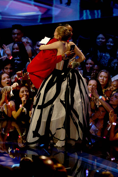 Ciara and Ariana Grande onstage during the 2025 MTV Video Music Awards at UBS Arena on September 07, 2025 in Elmont, New York. (408×612)