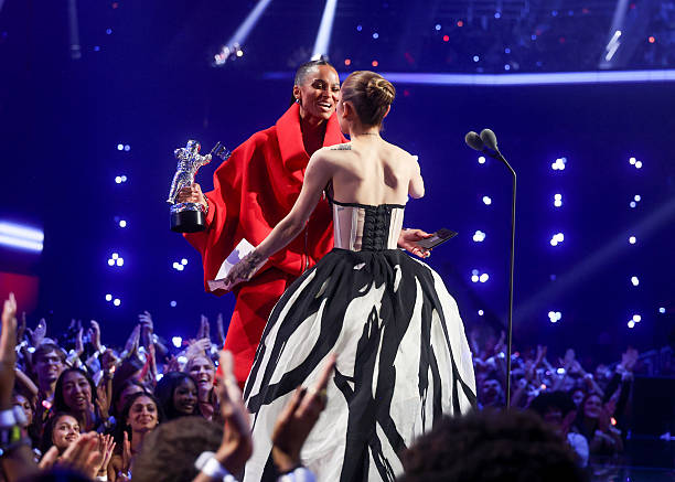 Ciara, Ariana Grande at the MTV Video Music Awards 2025 held at UBS Arena on September 07, 2025 in New York, New York. — frame 13/100 (612×437)