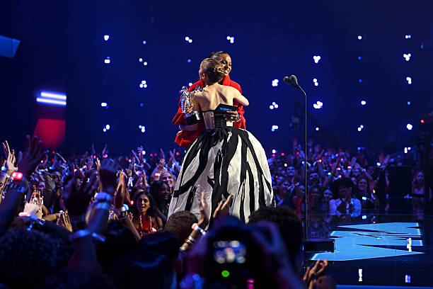 Ciara presents Ariana Grande with the Best Pop Award for “Brighter Days Ahead” during the 2025 MTV Video Music Awards at UBS Arena on September 07, 2025 in Elmont, New York. (612×408)