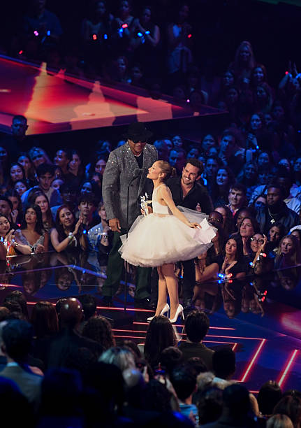 Cool J, Ariana Grande, Christian Breslauer speak onstage at the MTV Video Music Awards 2025 held at UBS Arena on September 07, 2025 in New York, New York. — frame 35/100 (431×612)