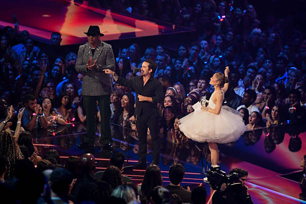 Cool J, Christian Breslauer, Ariana Grande speak onstage at the MTV Video Music Awards 2025 held at UBS Arena on September 07, 2025 in New York, New York. — frame 36/100 (612×408)