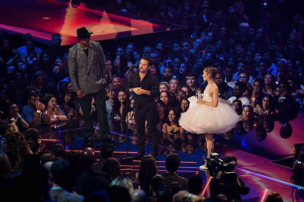 Cool J, Christian Breslauer, Ariana Grande speak onstage at the MTV Video Music Awards 2025 held at UBS Arena on September 07, 2025 in New York, New York. — frame 37/100 (612×408)