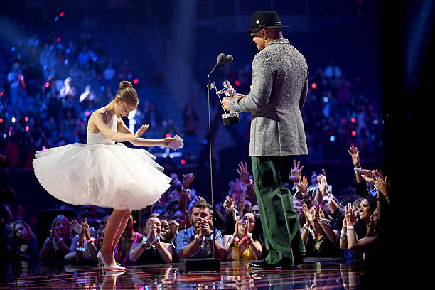Cool J presents Ariana Grande with the Video of the Year Award for “Brighter Days Ahead” onstage during the 2025 MTV Video Music Awards at UBS Arena on September 07, 2025 in Elmont, New York. — frame 150/246 (612×408)