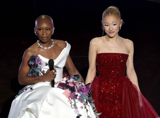 Cynthia Erivo and Ariana Grande perform onstage during the 97th Annual Oscars at Dolby Theatre on March 02, 2025 in Hollywood, California. (612×452)