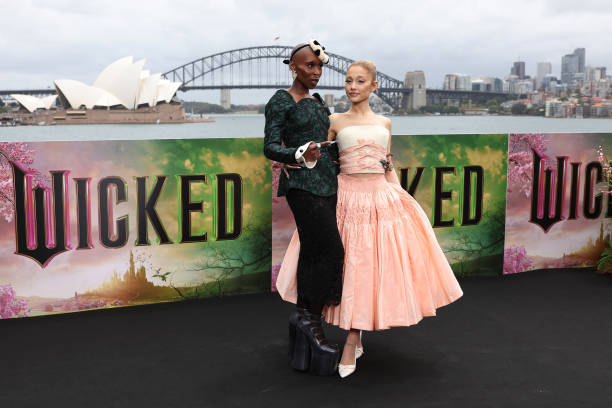 Cynthia Erivo and Ariana Grande pose for a photocall at Mrs Macquarie's Chair during the Australian premiere of "Wicked" at on November 05, 2024 in Sydney, Australia. (612×408)