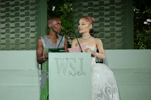 Cynthia Erivo and Ariana Grande speak onstage during the WSJ. Magazine 2024 Innovator Awards on October 29, 2024 in New York City. (612×408)