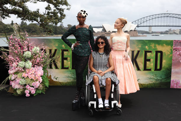 Cynthia Erivo, Marissa Bode and Ariana Grande pose for a photocall at Mrs Macquarie's Chair during the Australian premiere of "Wicked" at on November 05, 2024 in Sydney, Australia. (612×408)