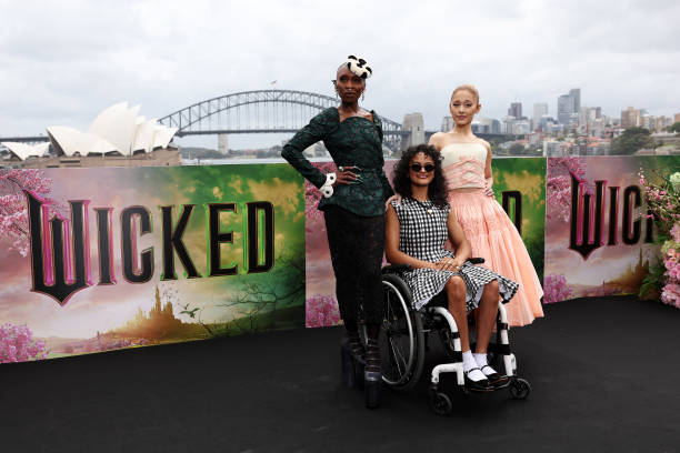Cynthia Erivo, Marissa Bode and Ariana Grande pose for a photocall at Mrs Macquarie's Chair during the Australian premiere of "Wicked" at on November 05, 2024 in Sydney, Australia. — frame 25/89 (612×408)