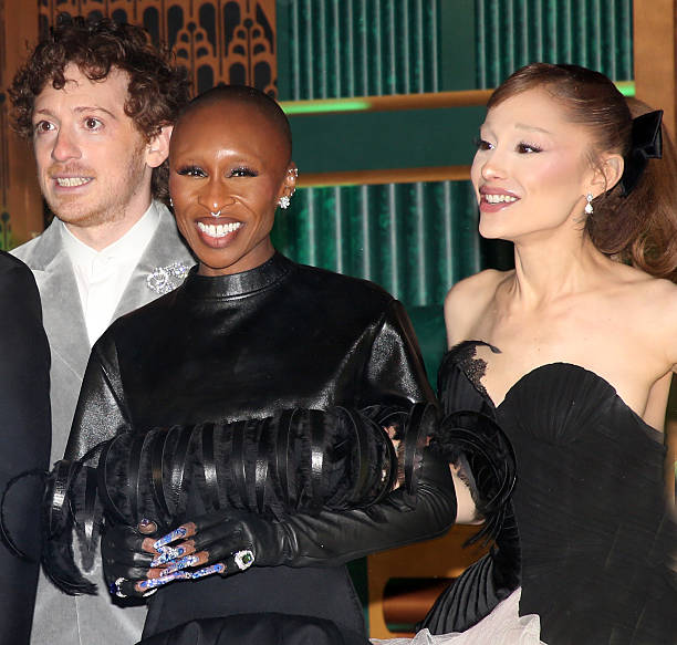 Ethan Slater, Cynthia Erivo and Ariana Grande pose during the New York City premiere of the film "Wicked: For Good" at David Geffen Hall on November 17, 2025 in New York City. — frame 123/170 (612×583)