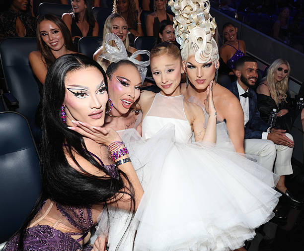 Jewels Sparkles, Lexi Love, Ariana Grande and Sam Star during the 2025 MTV Video Music Awards at UBS Arena on September 07, 2025 in Elmont, New York. — frame 152/246 (612×506)