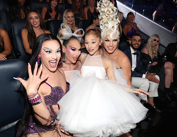Jewels Sparkles, Lexi Love, Ariana Grande and Sam Star during the 2025 MTV Video Music Awards at UBS Arena on September 07, 2025 in Elmont, New York. — frame 151/246 (612×473)