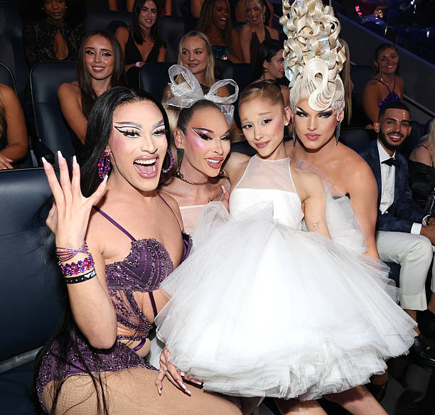 Jewels Sparkles, Lexi Love, Ariana Grande and Sam Star during the 2025 MTV Video Music Awards at UBS Arena on September 07, 2025 in Elmont, New York. — frame 153/246 (612×584)