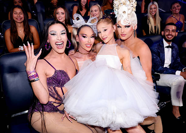 Jewels Sparkles, Lexi Love, Ariana Grande, Sam Star at the MTV Video Music Awards 2025 held at UBS Arena on September 07, 2025 in New York, New York. — frame 27/100 (612×437)