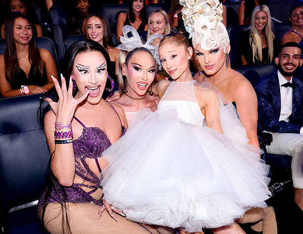 Jewels Sparkles, Lexi Love, Ariana Grande, Sam Star at the MTV Video Music Awards 2025 held at UBS Arena on September 07, 2025 in New York, New York. — frame 33/100 (612×473)