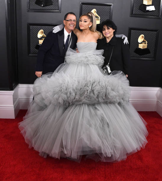 Joan Grande, Ariana Grande and Edward Butera arrive at the 62nd Annual GRAMMY Awards at Staples Center on January 26, 2020 in Los Angeles, California. — frame 21/110 (548×612)
