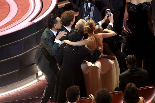 Jon M. Chu, Ariana Grande, Cynthia Erivo, and others pose during the 97th Annual Oscars at Dolby Theatre on March 02, 2025 in Hollywood, California. (612×408)
