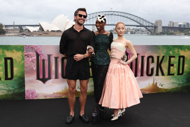 Jonathan Bailey, Cynthia Erivo and Ariana Grande pose for a photocall at Mrs Macquarie's Chair during the Australian premiere of "Wicked" at on November 05, 2024 in Sydney, Australia. — frame 24/30 (612×408)