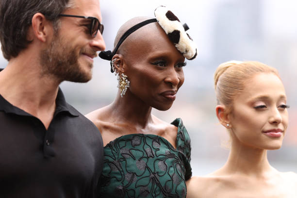 Jonathan Bailey, Cynthia Erivo and Ariana Grande pose for a photocall at Mrs Macquarie's Chair during the Australian premiere of "Wicked" at on November 05, 2024 in Sydney, Australia. — frame 28/89 (612×408)