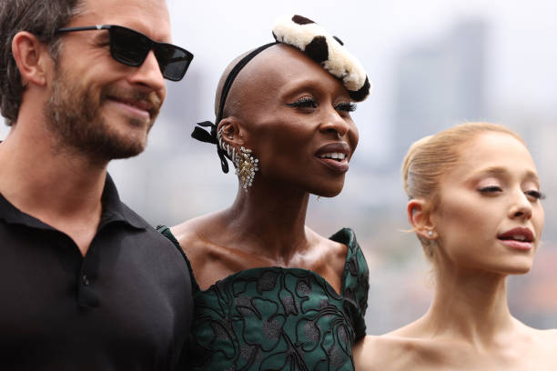 Jonathan Bailey, Cynthia Erivo and Ariana Grande pose for a photocall at Mrs Macquarie's Chair during the Australian premiere of "Wicked" at on November 05, 2024 in Sydney, Australia. (612×408)