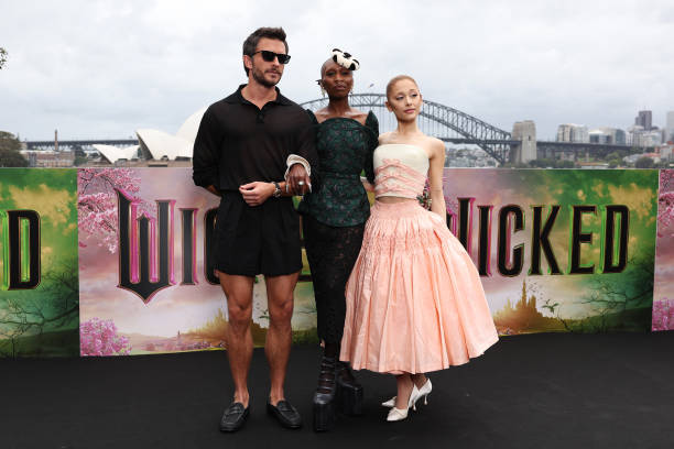 Jonathan Bailey, Cynthia Erivo and Ariana Grande pose for a photocall at Mrs Macquarie's Chair during the Australian premiere of "Wicked" at on November 05, 2024 in Sydney, Australia. — frame 20/89 (612×408)