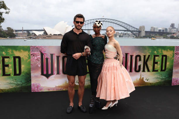 Jonathan Bailey, Cynthia Erivo and Ariana Grande pose for a photocall at Mrs Macquarie's Chair during the Australian premiere of "Wicked" at on November 05, 2024 in Sydney, Australia. (612×408)
