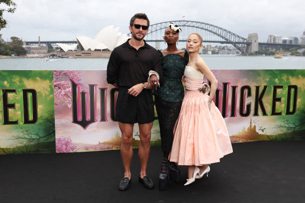 Jonathan Bailey, Cynthia Erivo and Ariana Grande pose for a photocall at Mrs Macquarie's Chair during the Australian premiere of "Wicked" at on November 05, 2024 in Sydney, Australia. (612×408)