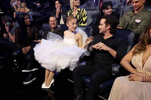 Law Roach, Edward Butera, Ariana Grande and Christian Breslauer attend the 2025 MTV Video Music Awards at UBS Arena on September 07, 2025 in Elmont, New York. (612×408)