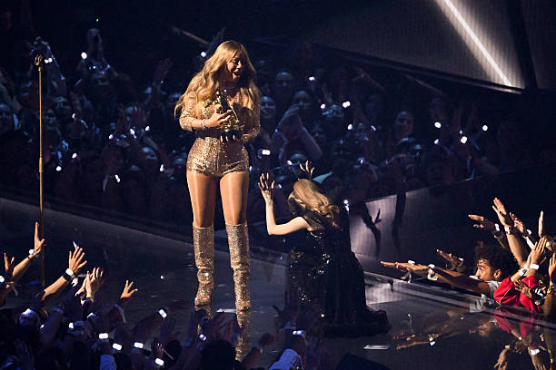 Mariah Carey, Ariana Grande speak onstage at the MTV Video Music Awards 2025 held at UBS Arena on September 07, 2025 in New York, New York. — frame 48/100 (612×408)