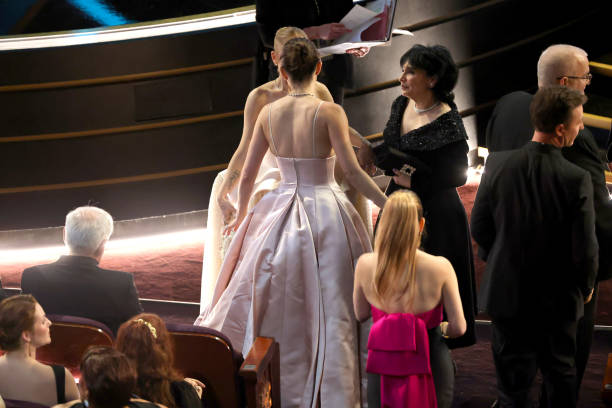 Monica Barbaro, Ariana Grande, and Joan Grande are seen during the 97th Annual Oscars at Dolby Theatre on March 02, 2025 in Hollywood, California. (612×408)