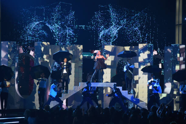 Recording artist Ariana Grande performs onstage during the 2018 Billboard Music Awards at MGM Grand Garden Arena on May 20, 2018 in Las Vegas, Nevada. (612×407)