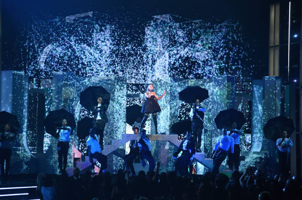 Recording artist Ariana Grande performs onstage during the 2018 Billboard Music Awards at MGM Grand Garden Arena on May 20, 2018 in Las Vegas, Nevada. (612×407)