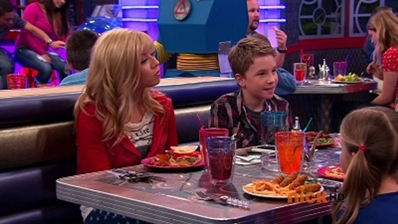 Sam & Cat S01E06 — #BabysitterWar (Ariana Grande as Cat Valentine) (400×225)