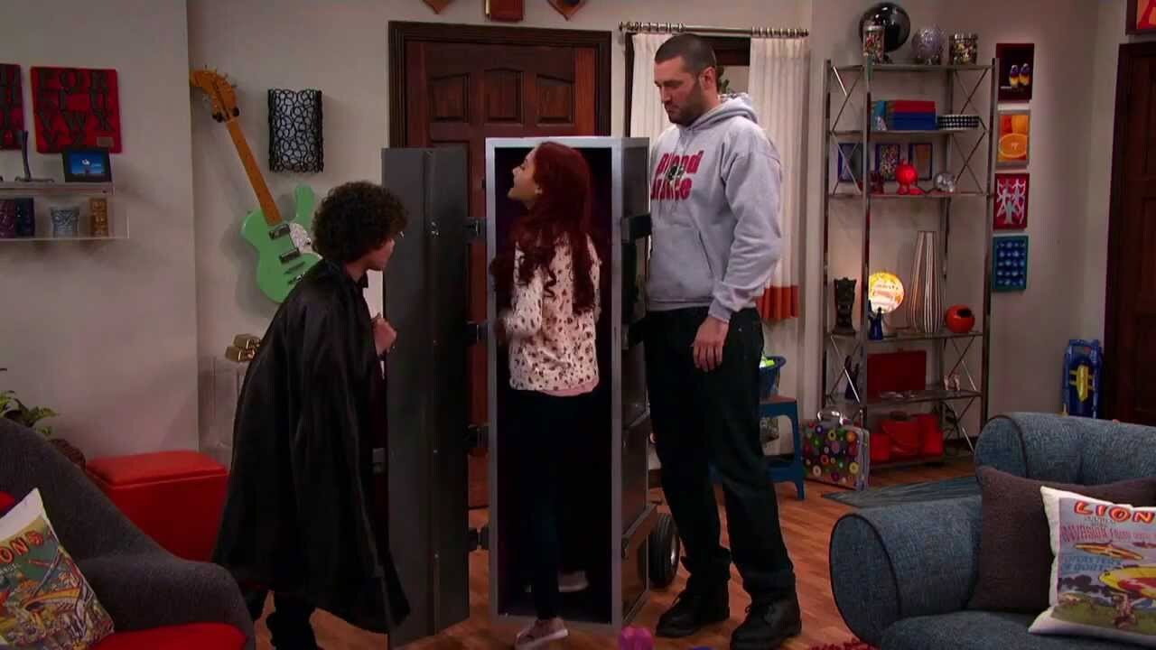 Sam & Cat S01E29 — #StuckInABox (Ariana Grande as Cat Valentine) (1280×720)